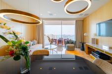 Apartment in Dubai - Fascinating 1BR with Burj Arab View at FIVE Palm