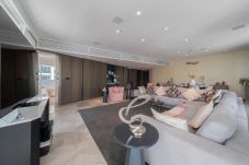 Apartment in Dubai - Jaw-dropping 3BR Penthouse W/Seaview & Private Pool