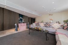Apartment in Dubai - Jaw-dropping 3BR Penthouse W/Seaview & Private Pool