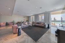 Apartment in Dubai - Jaw-dropping 3BR Penthouse W/Seaview & Private Pool