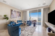 Apartment in Dubai - Voguish 2BR Apt w/Sea View at FIVE Palm