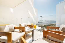 Apartment in Dubai - Glamorous 2BR Apt at FIVE with Seaview