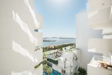 Apartment in Dubai - Glamorous 2BR Apt at FIVE with Seaview